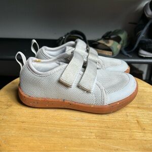 WHITIN barefoot v strap gum grey
